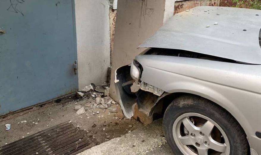 Легковушка врезалась в подъезд жилого дома во Владивостоке Легковушка врезалась в подъезд жилого дома во Владивостоке