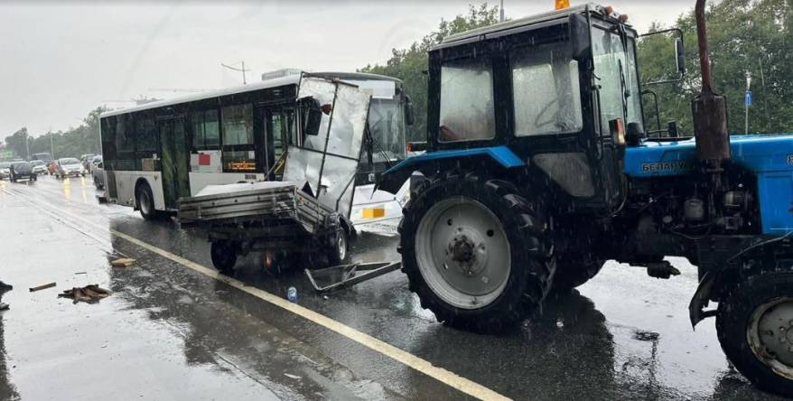 Пассажирский автобус врезался в прицеп от трактора в пригороде Владивостока