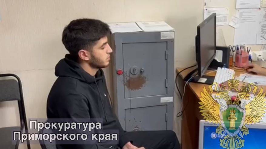 Полиция задержала мигранта за издевательство над животным в Приморье