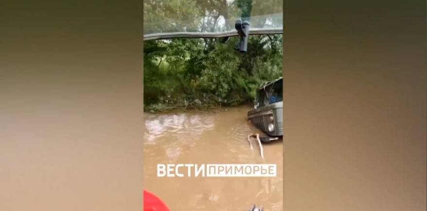 "Там в будке люди": грузовик повышенной проходимости утонул в Приморье (Видео)