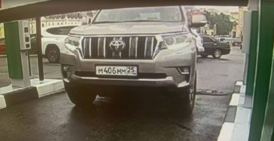 "Хотим вернуть сдачу": Автоледи на «Prado» разыскивают во Владивостоке "Хотим вернуть сдачу": Автоледи на «Prado» разыскивают во Владивостоке