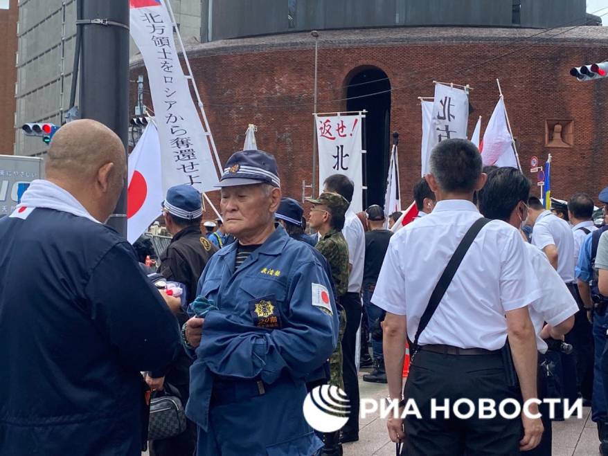 Японские правые призывают вернуть Курилы силой Японские правые призывают вернуть Курилы силой