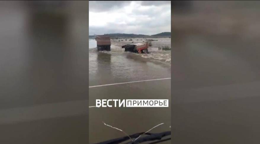 Пожарный вездеход смыло с трассы в Приморье Пожарный вездеход смыло с трассы в Приморье