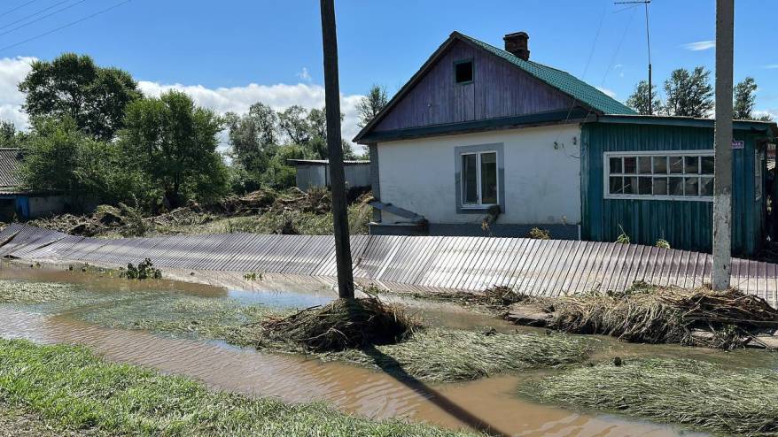 Страшные картины разрушений, вызванных стихией, показывают приморцы в Сети