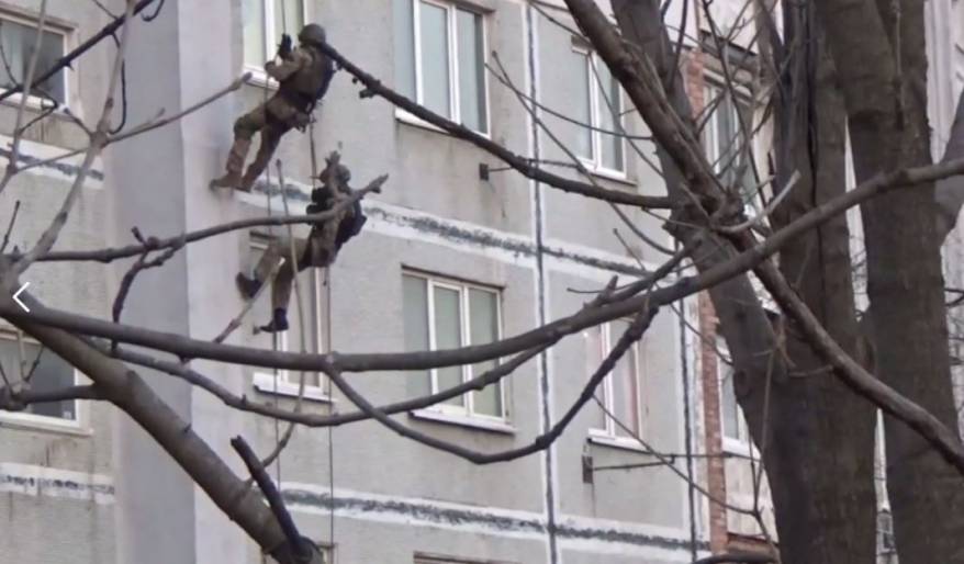 Силовики штурмовали квартиру в многоэтажном жилом доме в Приморье