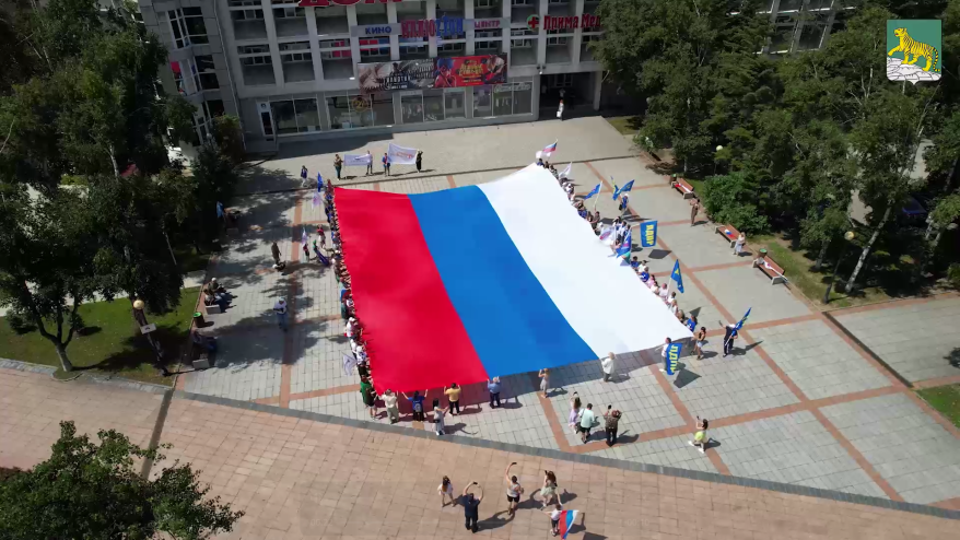 Автопробег в честь Дня Государственного флага России прошел сегодня во Владивостоке