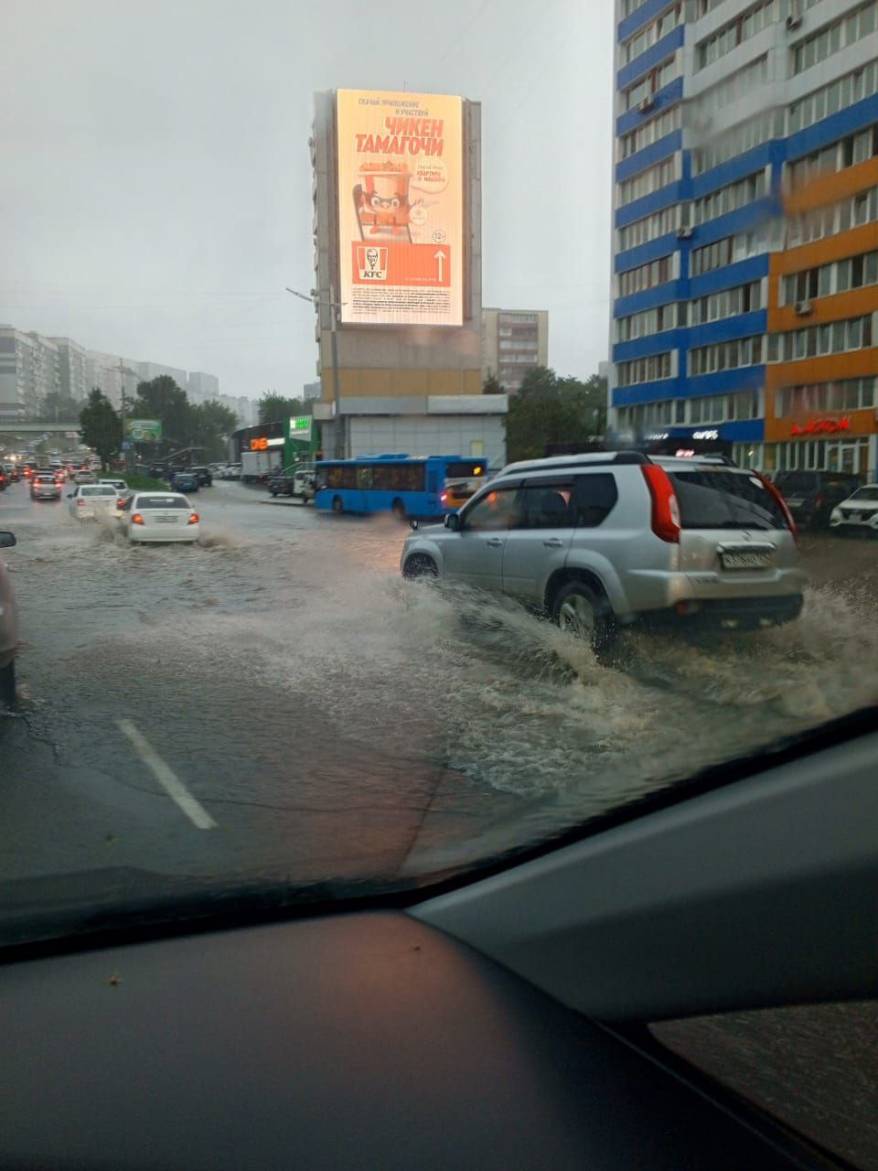 Утром дороги во Владивостоке снова ушли под воду. Администрация просит соблюдать осторожность
