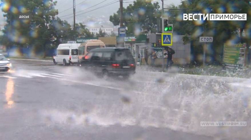 Мощный ливень обрушился на Владивосток: ряд городских улиц уже ушли под воду