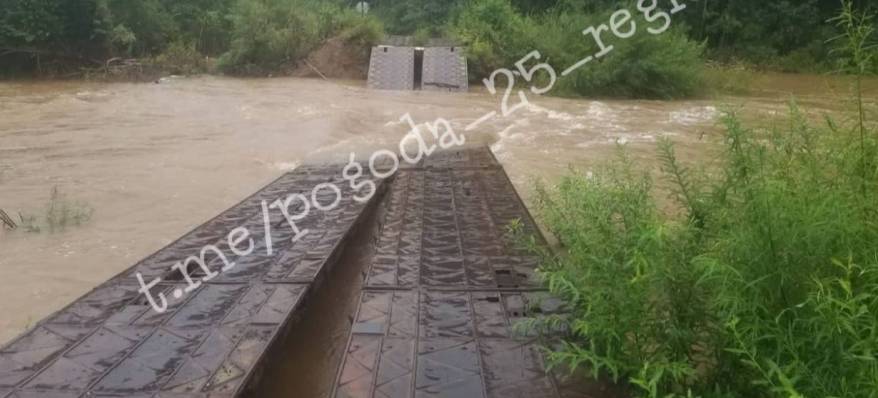 Мосты один за другим смывает большой водой на дорогах Приморья