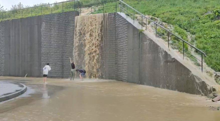 Купание в грязевом «водопаде» устроили владивостокские подростки Купание в грязевом «водопаде» устроили владивостокские подростки