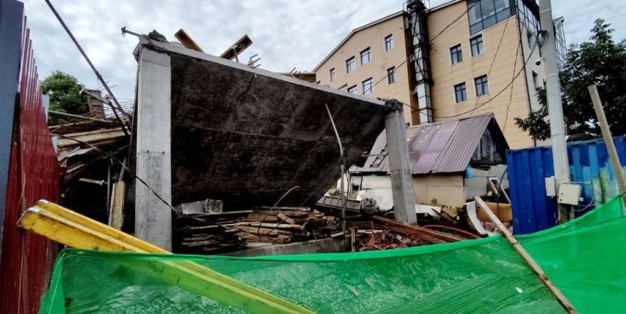 Во Владивостоке обрушилась стройка на месте частного дома