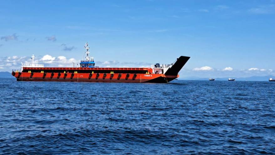 "Авианосец" из Гижиги пристал к берегам Приморья