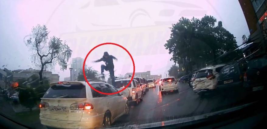 "С ноги по лобовухе": жесткая разборка в пробке во Владивостоке попала на видео "С ноги по лобовухе": жесткая разборка в пробке во Владивостоке попала на видео