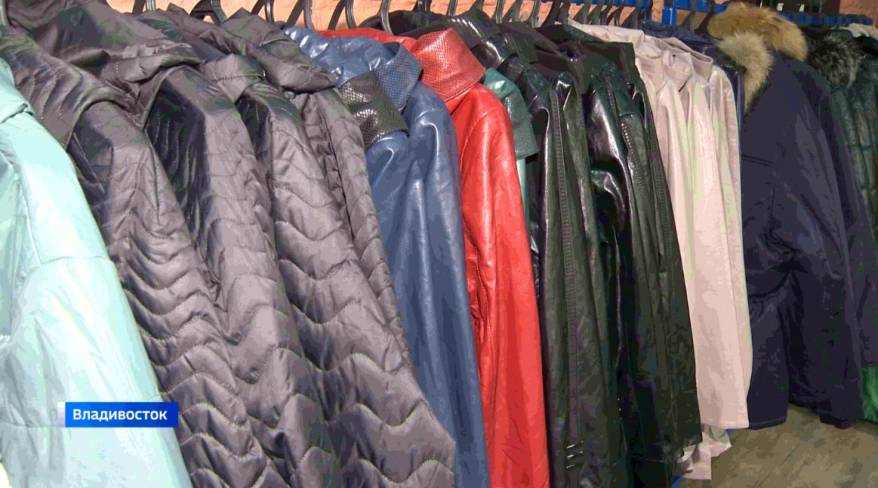 Ветровки и плащи на раннюю осень: выставки ярмарки верхней одежды в Приморье снижают цены