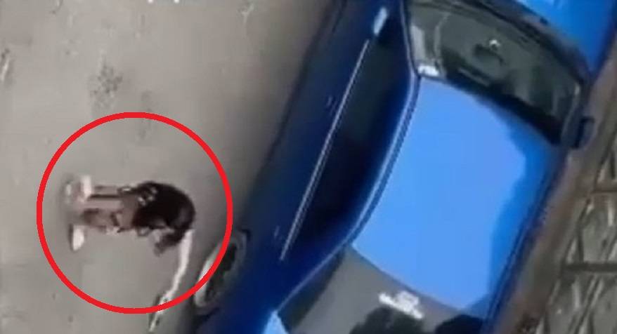 Неадекватная девушка устроила дебош у припаркованных авто Неадекватная девушка устроила дебош у припаркованных авто