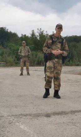 Вооруженные военные появились на трассе на подъезде к аэропорту Владивостока