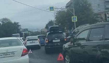 Массовое ДТП создало затор в центре Владивостока