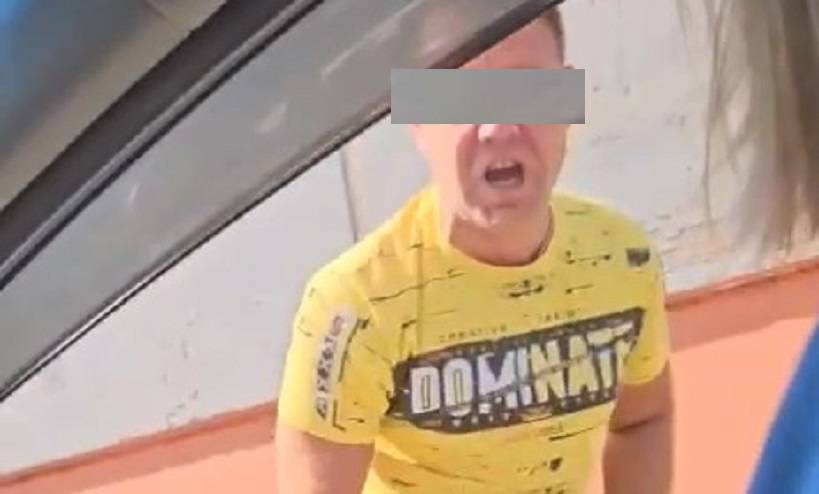 «Мужик мозгоправ?»: Водитель устроил истерику на дороге, наорав на девушек