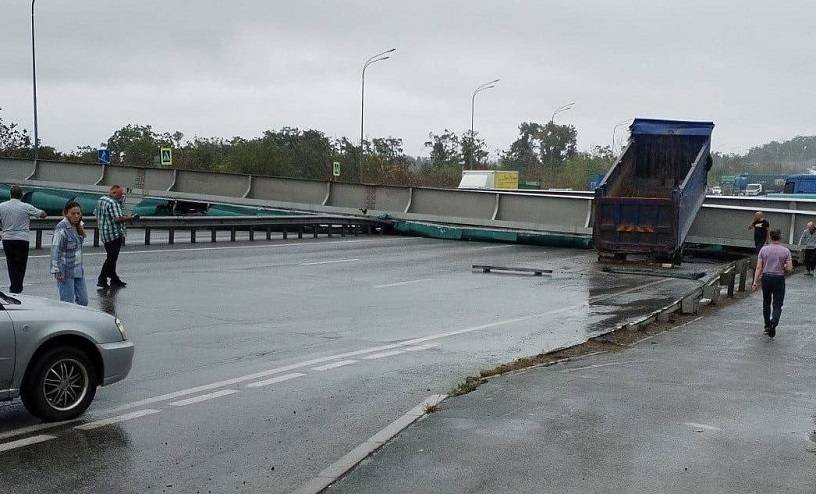Виадук рухнул на трассу в районе Весенней, дорога перекрыта Виадук рухнул на трассу в районе Весенней, дорога перекрыта