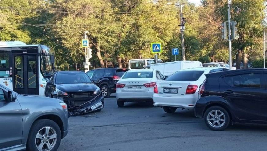 «Все встали?»: Авария на трафиковом перекрестке привела к коллапсу