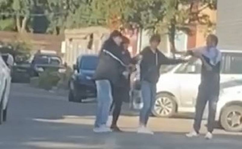 Девушки помогли подруге «отметелить» ее мужа Девушки помогли подруге «отметелить» ее мужа