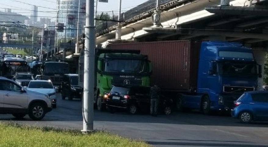 «Все стоят»: ДПТ блокирует проезд на трафиковой дороге Владивостока