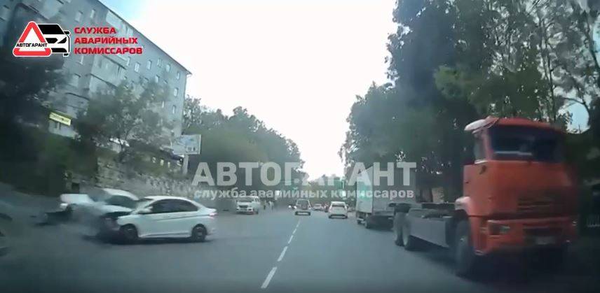 Момент жесткого ДТП во Владивостоке попал на видео Момент жесткого ДТП во Владивостоке попал на видео