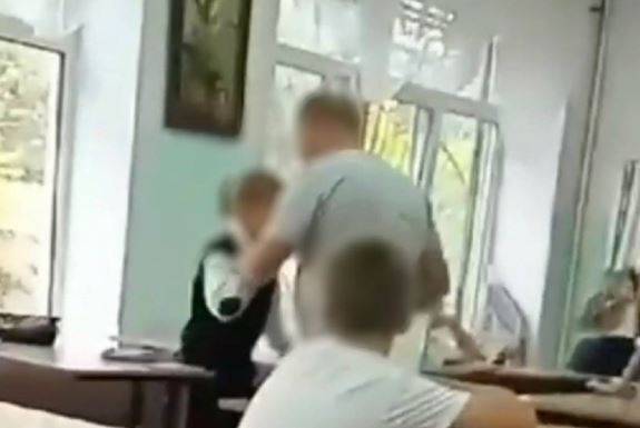 «Извините, но мальчик меня вывел»: учитель рассказал свою версию школьного инцидента «Извините, но мальчик меня вывел»: учитель рассказал свою версию школьного инцидента