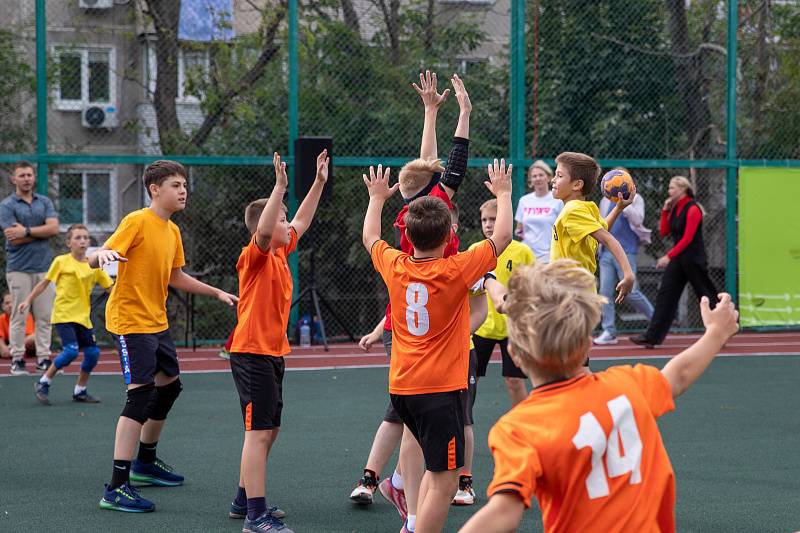 Новая спортивная площадка на Енисейской: гандболистам раздолье Новая спортивная площадка на Енисейской: гандболистам раздолье