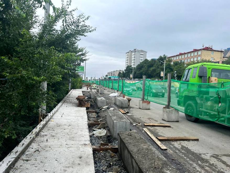 Ровно половину нового тротуара забетонировали на Некрасовском путепроводе Ровно половину нового тротуара забетонировали на Некрасовском путепроводе