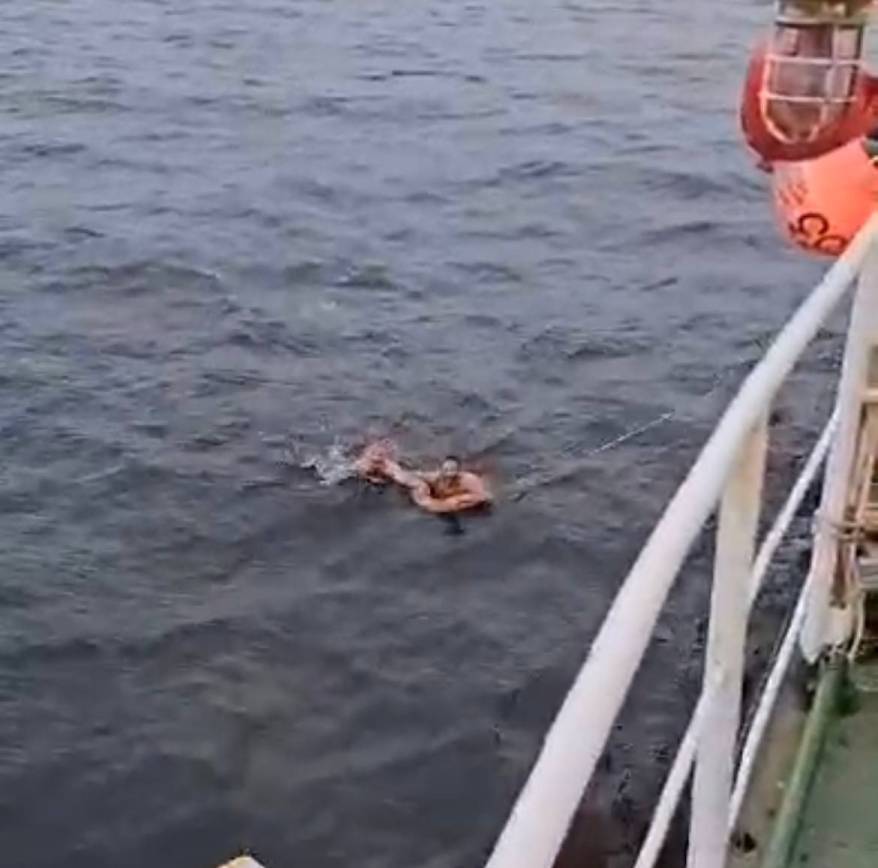 На внешнем рейде Владивостоа спасли мужчину, которого уносило в море