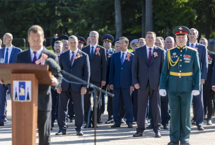 Дмитрий Медведев и губернаторы ДФО почтили память павших в День победы над милитаристской Японией