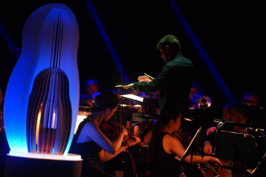 На ВЭФ впервые в мире выступил искусственный интеллект с Большим симфоническим оркестром