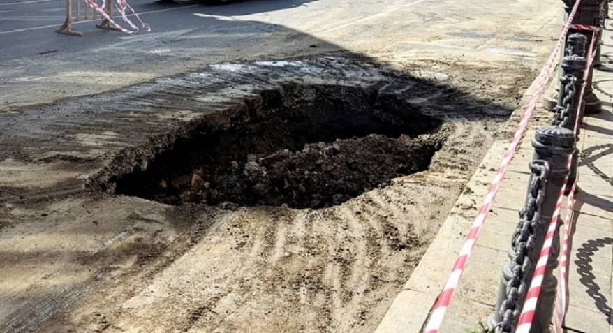 Провал на дороге в центре Владивостока напугал водителей