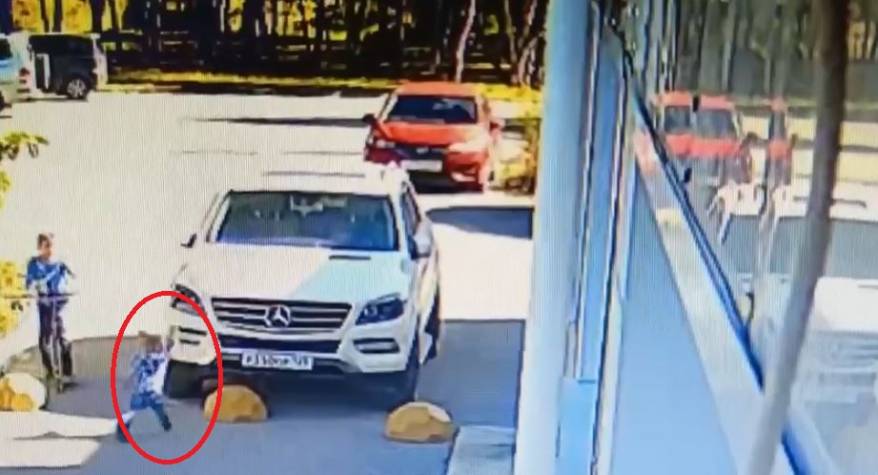 "Кто ответит?": инцидент с участием ВИП-авто обсуждают приморцы в Сети