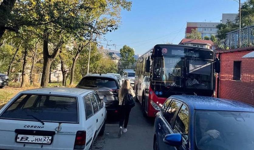 «Две недели ада?»: улица на Эгершельде оказалась полностью перекрыта «Две недели ада?»: улица на Эгершельде оказалась полностью перекрыта