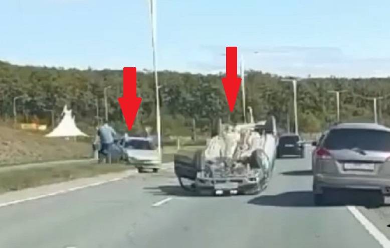 Удар и машина колесами вверх: серьезное ДТП на Русском острове