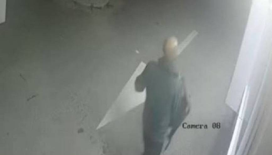 Наказуемый поступок дамы попал в поле камеры видеонаблюдения Наказуемый поступок дамы попал в поле камеры видеонаблюдения