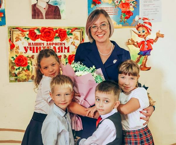 «Восточный Порт» поздравил учителей с профессиональным праздником