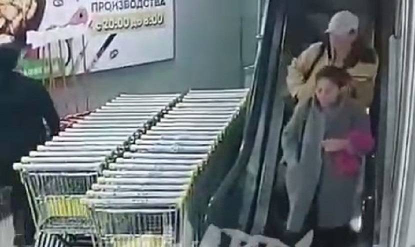 «Парочка странных» ходит по магазинам, пытаясь расплатиться чужой картой