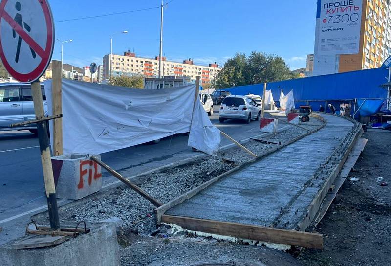 Почти километр тротуара заасфальтирован на Некрасовском путепроводе. Работы продолжаются Почти километр тротуара заасфальтирован на Некрасовском путепроводе. Работы продолжаются