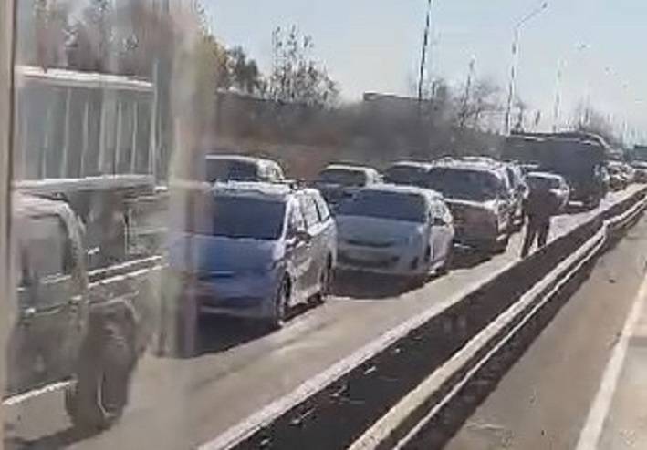 Пробка на километры: ДТП остановило движение на трассе Пробка на километры: ДТП остановило движение на трассе
