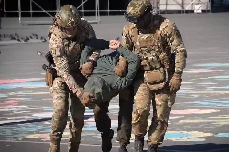 «Повязали и лицом в землю»: Сотни полицейских собрались на центральной площади «Повязали и лицом в землю»: Сотни полицейских собрались на центральной площади