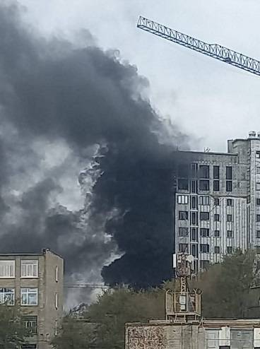 Дым валит, небо черное: Многоэтажка  объята пламенем