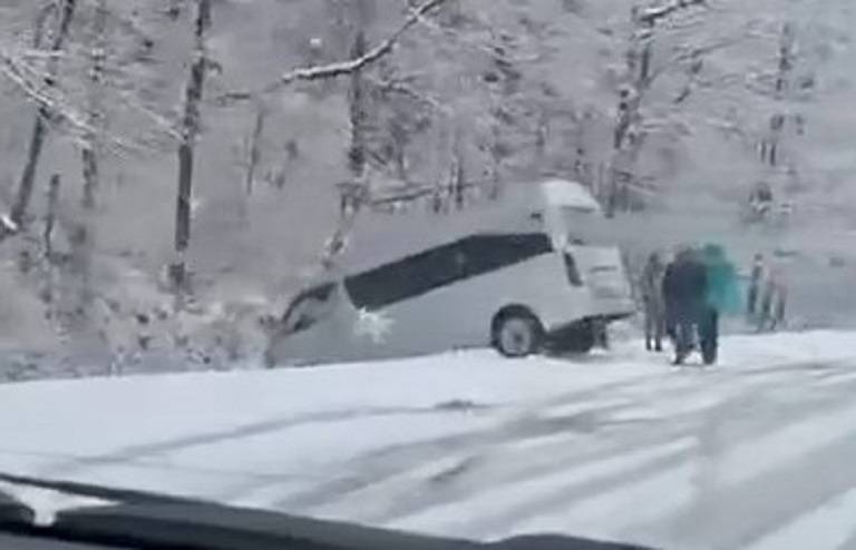 Гололед на дорогах в Приморье, авто улетают в кювет (видео) Гололед на дорогах в Приморье, авто улетают в кювет (видео)