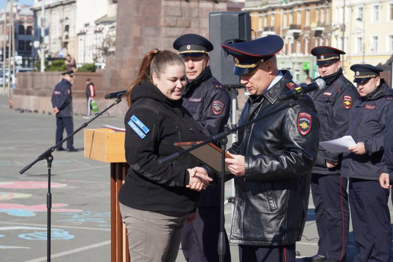 Полицейские наградили волонтеров за помощь в поисках 7-летней девочки в Приморье Полицейские наградили волонтеров за помощь в поисках 7-летней девочки в Приморье