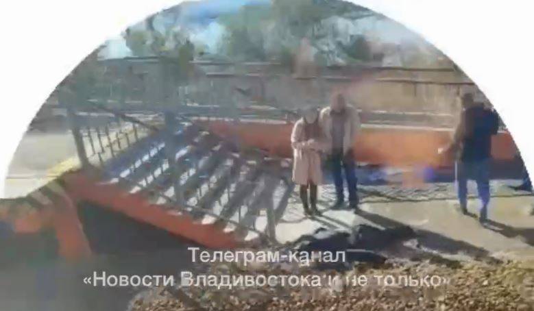 Во Владивостоке мужчину сбил поезд