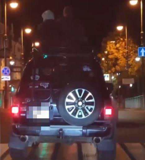 Полиция Владивостока нашла водителя джипа, перевозившего пассажиров на крыше машины Полиция Владивостока нашла водителя джипа, перевозившего пассажиров на крыше машины