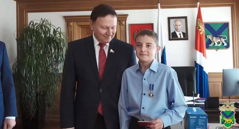 Школьнику из Владивостока вручили медаль за помощь в задержании преступников