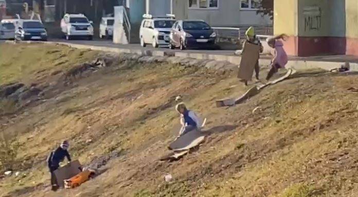 "Зимы не будет?": Забава "суровых" детей с бухты Тихой повеселила пользователей Сети